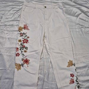 White Floral Embroidery Jeans /Pinterest