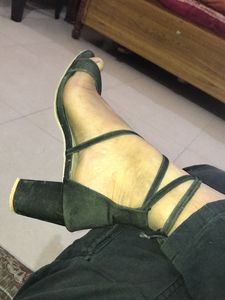 black heels gud condition