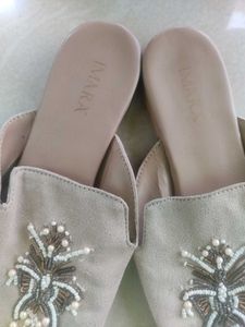 White Flower Flats