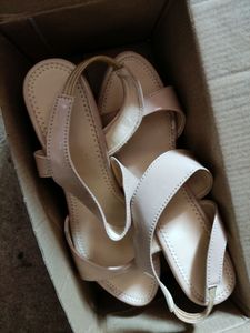 sale till 5AM NUDE HEELS