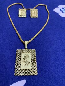 Rose Pendant Necklace