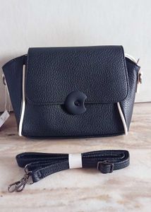 Stylish Sling Bag 🖤