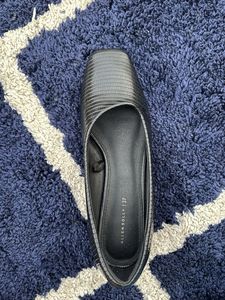 These Smart Allen Solly black Pumps/ Bellies