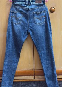 Torned Blue Jeans