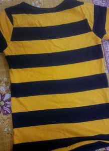 Women&#39;s Round Neck Striped T-shirt