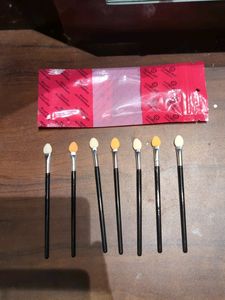 Sponge Brush For Eyeshadow Look