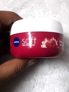 NIVEA Soft Light Moisturizer 100ml | Peppy Pomegra