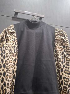 Black Top With Ballon Togerbprint Sleeves