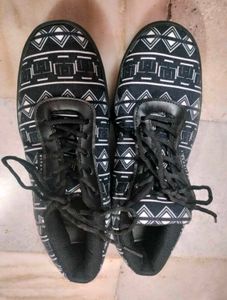 Unisex Black Canvas Sneakers