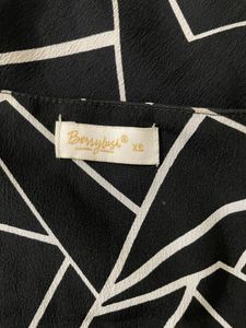 Chic Geometric Crop Top