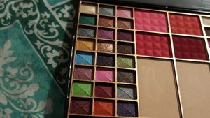 Professional makeup Kit-Clammy(48 color Eyeshadow With Mirror)