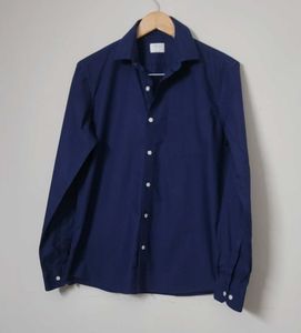 Men&#39;s Classic Navy Button-Down Shirt