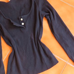 Ribbed Fitted Black Top With Buttons