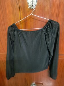 black full sleeves crop top