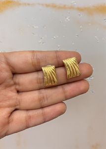 Gold-Tone Textured Earrings🎀