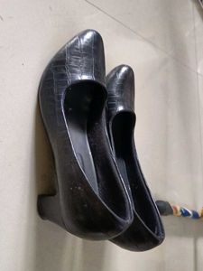 Black Heeled Pumps