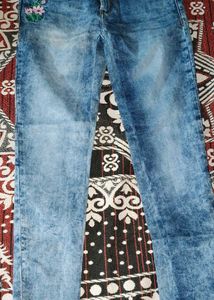 Embroidered Floral Detail Jeans