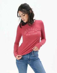 long sleeves graphic tee.