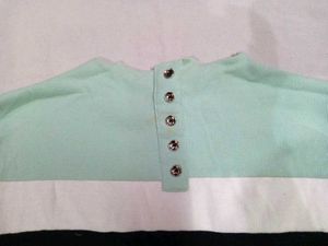 Trendy Top 💌Make Offer ✨