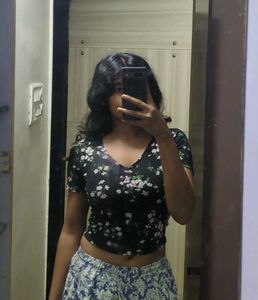 A Black Ginger Cute Floral Print Crop Top