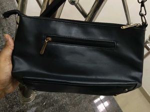 Black Sling Handbag 🖤