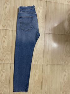Levis Straight Fit Jeans