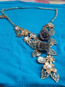 New Trending Necklace In Complete Good Condition.