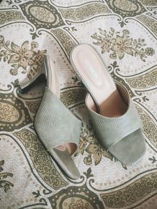 Corsica Textured Slim Heels 👠