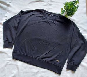 Comfy Black Sweatshirt