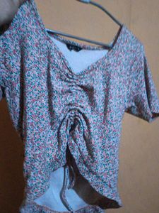 Trendy Floral Ruched V-Neck Crop Top