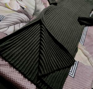 Desires international Ribbed v-neck Midi Dress