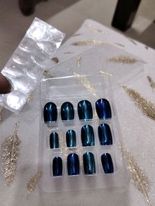 Beautiful Shiny Press On Nails With Stickers.