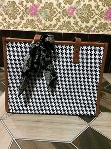 Houndstooth Print Tote Bag