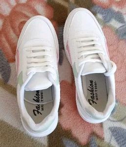 Women&#39;s White Stylish Casual Sneakers Shoes