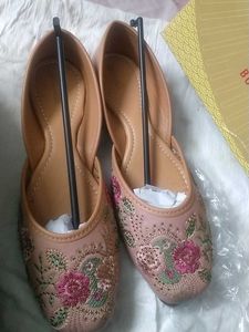 Embroidered Mojaris Flats