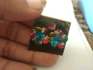 2 Pairs Of Earings