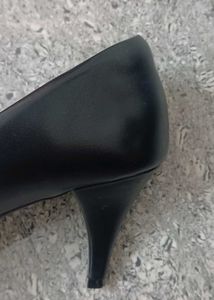 Black Pumps