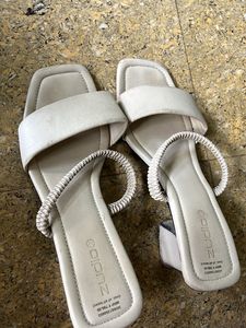 Zudio White Flats