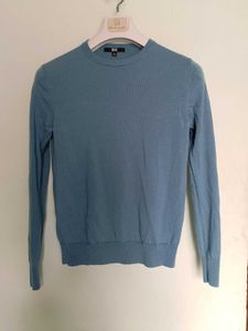 uniqlo branded swaetshirt .