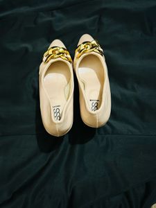 Beige heels with gold chain