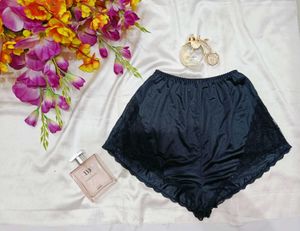 🇳🇿💫💗 Black Lace Trimmed Shorts