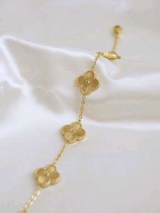 Elegant Gold Clover Bracelet