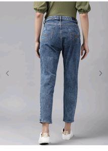Boyfriend Fit Light Fade Cropped Jeans