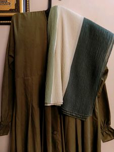 Olive Green Pleated Abaya With Shaded Scarf✨