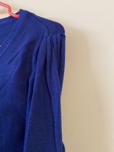 Absolutely gorgeous round neck woolen top