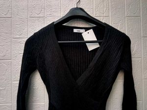 New with tag Korean pinterest Stylish Black Knit T