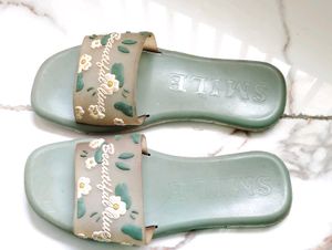 Sale 🌸 Floral Slippers + Freebie 🎁