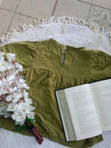 An olive-green kids&#39; top with puff sleeves