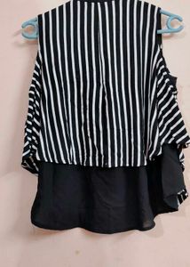 Black Crop Top With Collar Pattern