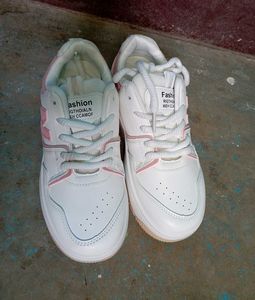 Women&#39;s White Sneakers 👟